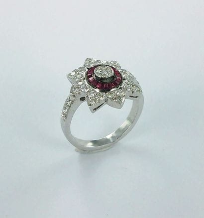 750 white gold Marguerite ring set with diamonds...