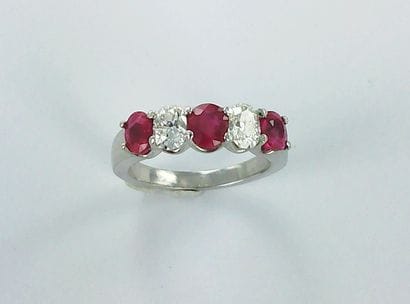 Bague platine sertie de trois rubis (environ...