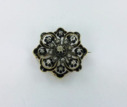 375-th gold brooch set with enamel and roses.
Gross...
