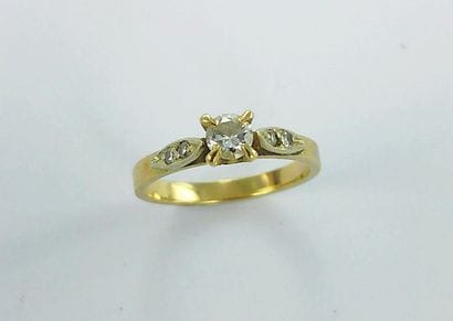 750-thousandths gold ring set with a brilliant-cut...