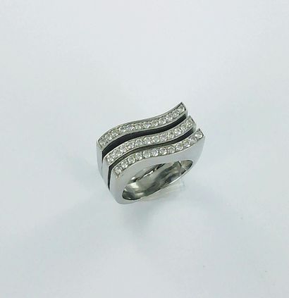 750-th white gold ring set with brilliant-cut...