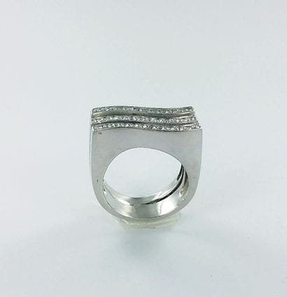 750-th white gold ring set with brilliant-cut...