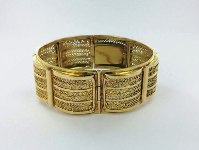 Wide 750-th gold bracelet with a fluted design...
