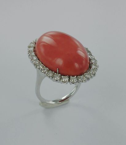 Bague or gris 750 millièmes sertie d'un important...