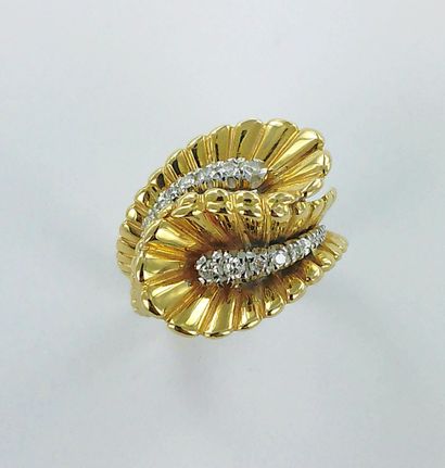 Bague or 750 millièmes, les deux motifs sertis...