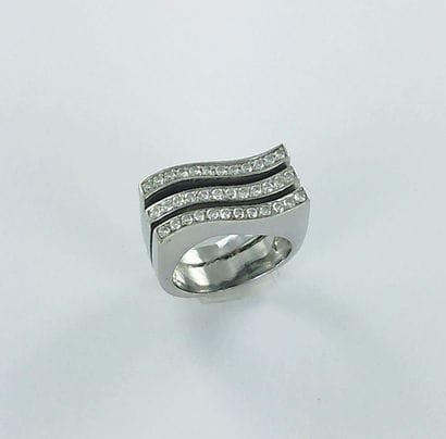 750-th white gold ring set with brilliant-cut...
