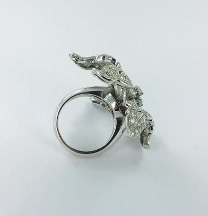 Bague Fleur or gris 750 millièmes sertie...