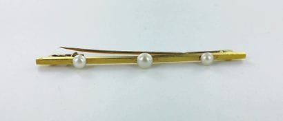 Gold brooch set with three pearls.
Gross...