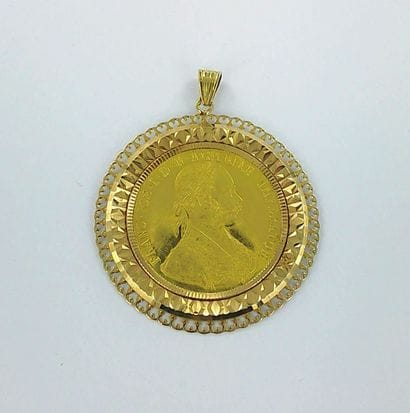 Large round 750-thousandths gold pendant...