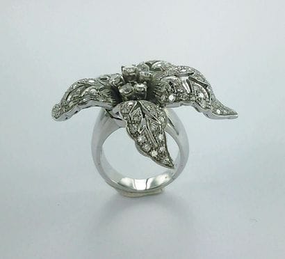 Bague Fleur or gris 750 millièmes sertie...