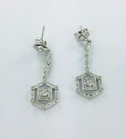 Paire de pendants d'oreilles de forme hexagonale...