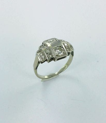 750-th white gold and platinum ring set with...