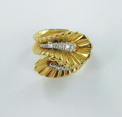 Bague or 750 millièmes, les deux motifs sertis...