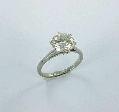 Bague or gris 750 millièmes sertie d'un brillant...
