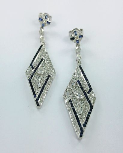 Paire de pendants d'oreilles or gris en forme...