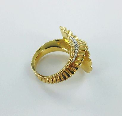 Bague or 750 millièmes, les deux motifs sertis...