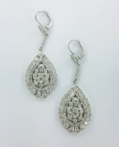 Pair of 750-th white gold pear-shaped earrings...