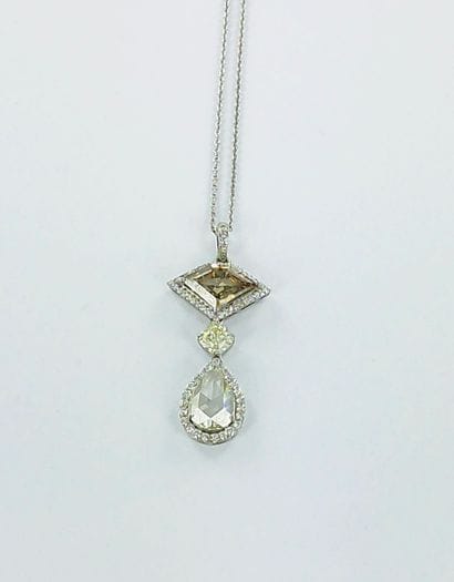 Pendentif or gris 750 millièmes serti d'un...