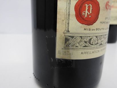 2 B PETRUS 1986 Pomerol (e.t.h dont 1 mal...