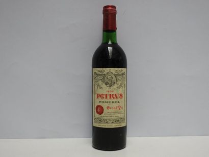 1 B PETRUS 1976 Pomerol (T.L.B+ à B.G-; étiquette...