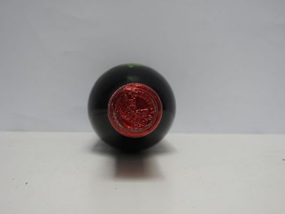 1 B PETRUS 1976 Pomerol (T.L.B+ à B.G-; étiquette...