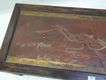 Table basse en bois exotique, le panneau...