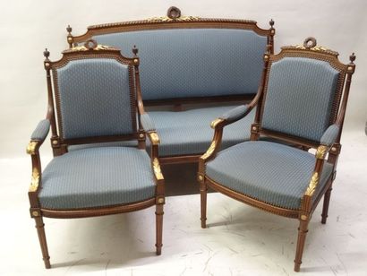Mobilier de salon en bois sculpté et doré...