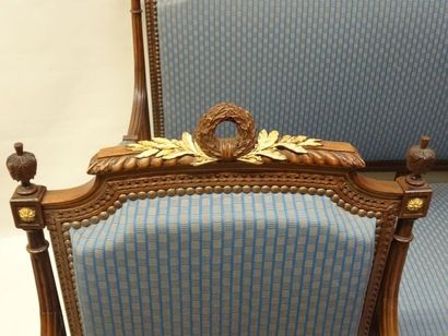 Mobilier de salon en bois sculpté et doré...