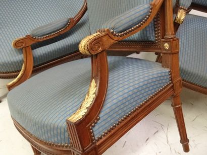 Mobilier de salon en bois sculpté et doré...