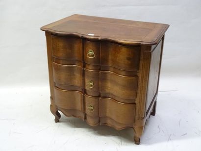 Petite commode en noyer à façade à arbalette...