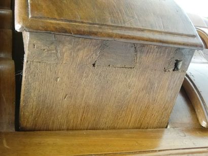 Petite commode en noyer à façade à arbalette...