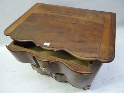 Petite commode en noyer à façade à arbalette...