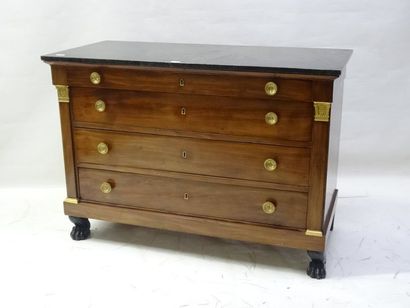 Commode en acajou et placage ouvrant à 4...