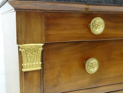 Commode en acajou et placage ouvrant à 4...