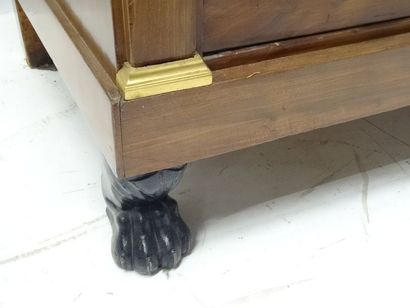 Commode en acajou et placage ouvrant à 4...