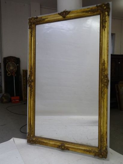 Miroir dans un encadrement en bois et stuc...