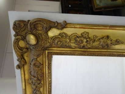 Miroir dans un encadrement en bois et stuc...