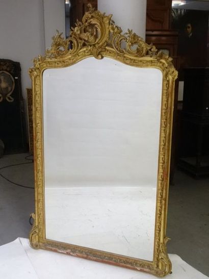 Miroir dans un encadrement en bois et stuc...