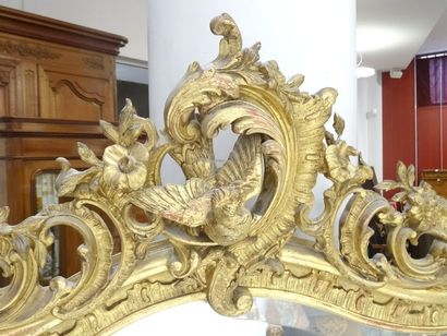 Miroir dans un encadrement en bois et stuc...