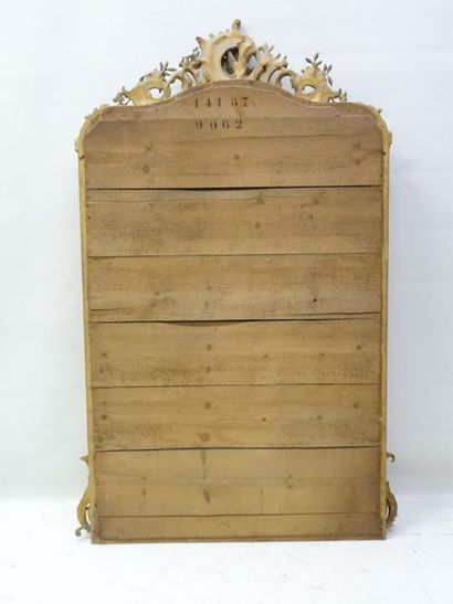 Miroir dans un encadrement en bois et stuc...