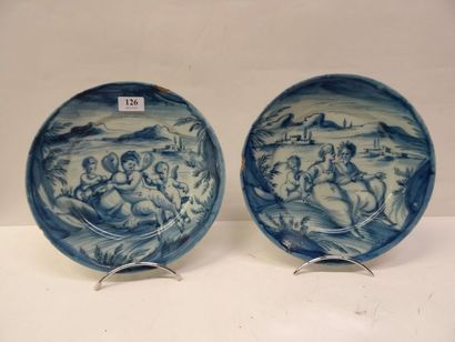 Paire de plats en faïence de Savone, à décor...