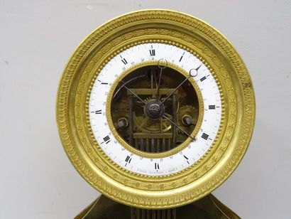 Pendule squelette sous globe formant régulateur....