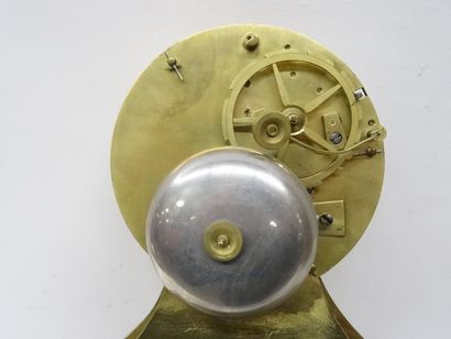 Pendule squelette sous globe formant régulateur....