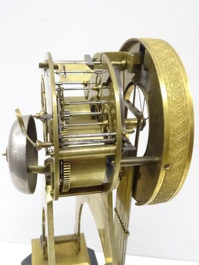 Pendule squelette sous globe formant régulateur....