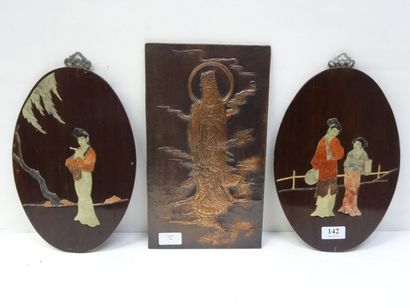 Paire de médaillons à décor de geisha, XXe...
