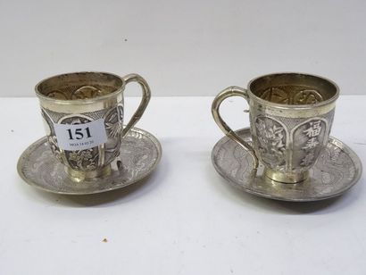 Deux tasses et sous-tasses à décor estampé...