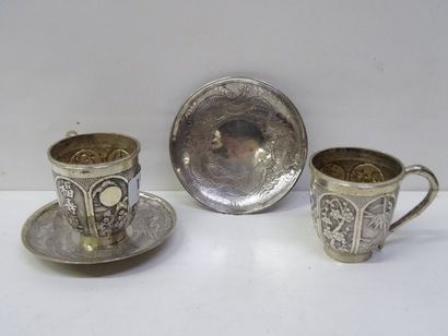 Deux tasses et sous-tasses à décor estampé...