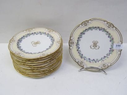 12 assiettes en porcelaine monogrammée à...