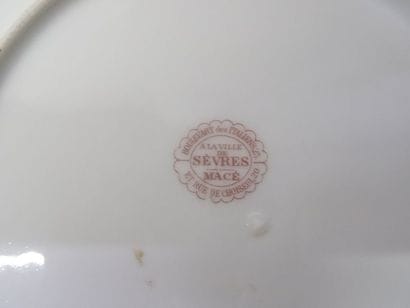 12 assiettes en porcelaine monogrammée à...