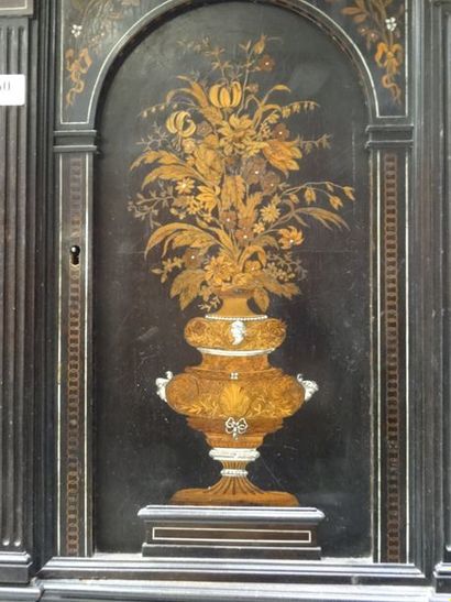 Cabinet en bois noici et son piètement de...